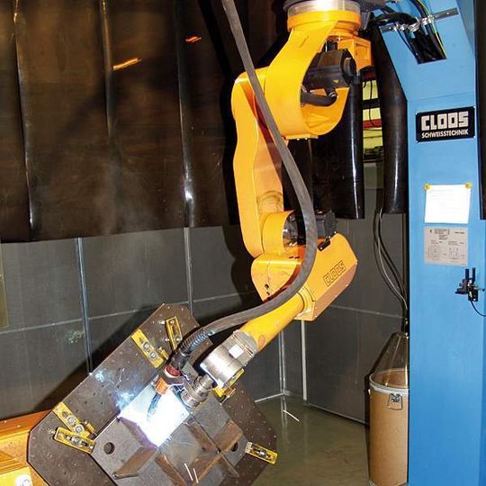 Mit sechs internen und fünf externen Achsen erreicht der Romat-Schweißroboter alle Schweißpositionen des Bauteils. Bild: Cloos Mit sechs internen und fünf externen Achsen erreicht der Romat-Schweißroboter alle Schweißpositionen des Bauteils. Bild: Cloos