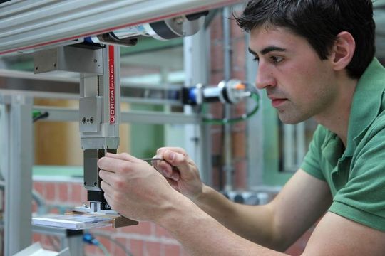 Technikschüler Simon Nowotny justiert die elektrischen Linearantriebe, Greifer und Backen am 3-Achsmodell. Bilder: Parker Origa Technikschüler Simon Nowotny justiert die elektrischen Linearantriebe, Greifer und Backen am 3-Achsmodell. Bilder: Parker Origa
