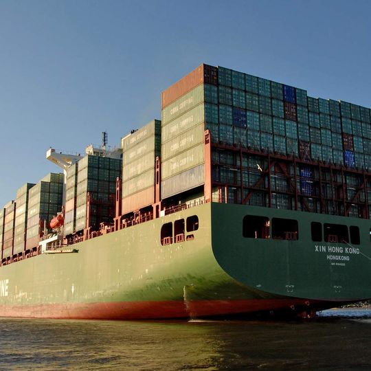 Symbol für die Zusammenarbeit zwischen der VR China und Taiwan auf dem Reederei-Sektor: Die Xin Hong Kong bei ihrem Erstanlauf des Hamburger Hafens. Bild: Hafen Hamburg Marketing Symbol für die Zusammenarbeit zwischen der VR China und Taiwan auf dem Reederei-Sektor: Die Xin Hong Kong bei ihrem Erstanlauf des Hamburger Hafens. Bild: Hafen Hamburg Marketing