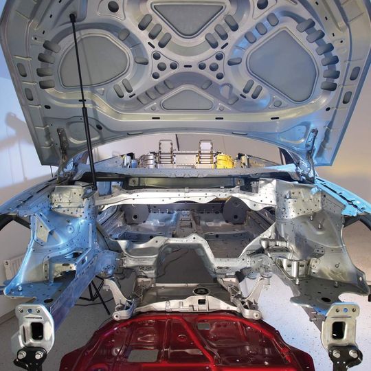 Der Karosseriebau verschlingt immer noch zu viel Energie und belastet die Ressourcen. Die Allianz „Green Car- body Technologies“ will den Energieverbrauch bei der Herstellung von Autos um 50% reduzieren. Der Karosseriebau verschlingt immer noch zu viel Energie und belastet die Ressourcen. Die Allianz „Green Car- body Technologies“ will den Energieverbrauch bei der Herstellung von Autos um 50% reduzieren.
