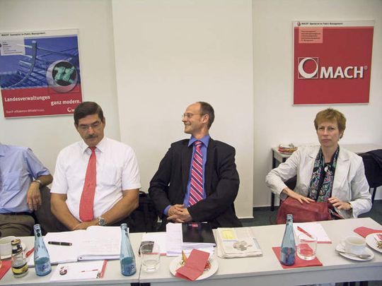 Redaktionsbeirat: Jochen Baier (Steria Mummert Consulting), Jon Abele (BearingPoint) und Dr. Heike Stach (BMI) Redaktionsbeirat: Jochen Baier (Steria Mummert Consulting), Jon Abele (BearingPoint) und Dr. Heike Stach (BMI)