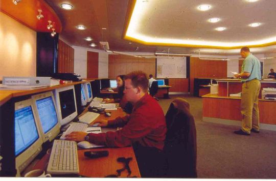 Das Network Management Center überwacht und steuert die gesamte Kommunikationsinfrastruktur der EWE TEL; Bild: EWE TEL Das Network Management Center überwacht und steuert die gesamte Kommunikationsinfrastruktur der EWE TEL; Bild: EWE TEL