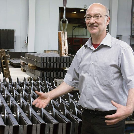 Harry Dodek fertigt mit seinem Team für die Meyer-Werft, Papenburg, den größten Schneidtisch der Welt. Harry Dodek fertigt mit seinem Team für die Meyer-Werft, Papenburg, den größten Schneidtisch der Welt.