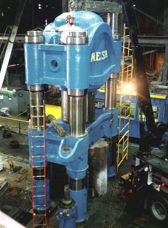 SUPERBOLT-Spannelement an Schmiedepresse: Spannelemente mit Vielfachschrauben sind eine Hilfe zum Vorspannen großer Schrauben. Bild: SUPERBOLT Inc. SUPERBOLT-Spannelement an Schmiedepresse: Spannelemente mit Vielfachschrauben sind eine Hilfe zum Vorspannen großer Schrauben. Bild: SUPERBOLT Inc.