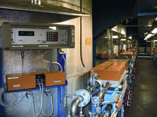 Abb 1.: Das Prozesspolarimeter Propol zur Online- und Inline-Prozesskontrolle in einer Anwendung. Abb 1.: Das Prozesspolarimeter Propol zur Online- und Inline-Prozesskontrolle in einer Anwendung.