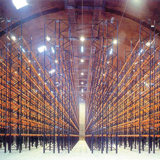 Mit Regalsystemen von Elvedi lassen sich individuelle Branchenlösungen in Systembauweise realisieren, wie beispielsweise diese Palettenregal-Anlage. Bild: Elvedi Mit Regalsystemen von Elvedi lassen sich individuelle Branchenlösungen in Systembauweise realisieren, wie beispielsweise diese Palettenregal-Anlage. Bild: Elvedi