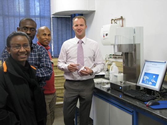 Die Einrichtung des FT4 zur Charakterisierung von Metallpulvern umfasste ein zweitägiges Schulungsprogramm vor Ort, das von einem Spezialisten des Freeman-Teams durchgeführt wurde. Die Einrichtung des FT4 zur Charakterisierung von Metallpulvern umfasste ein zweitägiges Schulungsprogramm vor Ort, das von einem Spezialisten des Freeman-Teams durchgeführt wurde.