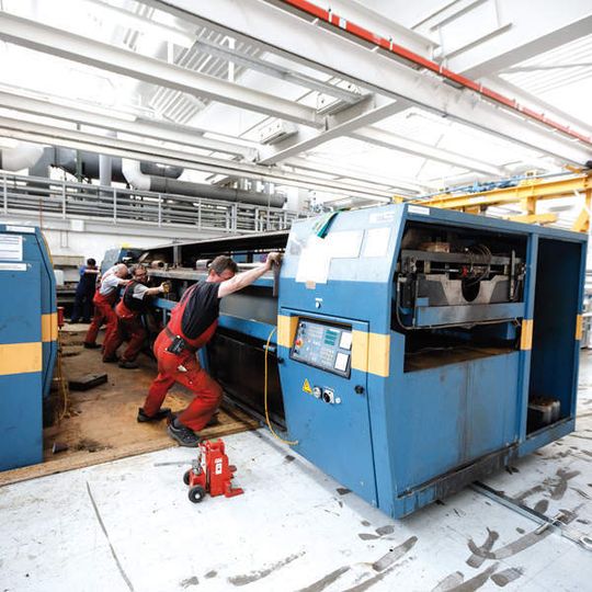 Bild 1: Um 5 Mio. Einzelteile mit einem Gesamtgewicht von 4000 t zu bewegen, sind von Anfang an Systematik, Ordnung und Sicherheitsvorkehrungen nötig. Bilder: Scholpp Bild 1: Um 5 Mio. Einzelteile mit einem Gesamtgewicht von 4000 t zu bewegen, sind von Anfang an Systematik, Ordnung und Sicherheitsvorkehrungen nötig. Bilder: Scholpp