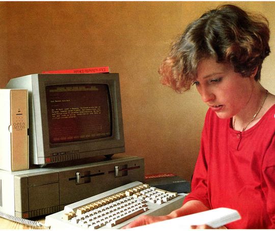 Der PC „Alphatronic P 50“ wurde mit dem if-Prädikat „Die gute Industrieform“ ausgezeichnet. Bild: obs/TA Triumph Adler AG Der PC „Alphatronic P 50“ wurde mit dem if-Prädikat „Die gute Industrieform“ ausgezeichnet. Bild: obs/TA Triumph Adler AG
