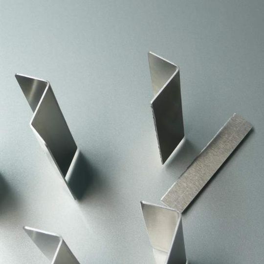 Mit dem laserunterstützten Gesenkbiegen (LUGB) lassen sich jetzt auch spröde Materialien wie etwa Magnesium sicher und sauber biegen; Kantenbrüche gibt es dann nicht mehr. Bild: Kuhn Mit dem laserunterstützten Gesenkbiegen (LUGB) lassen sich jetzt auch spröde Materialien wie etwa Magnesium sicher und sauber biegen; Kantenbrüche gibt es dann nicht mehr. Bild: Kuhn