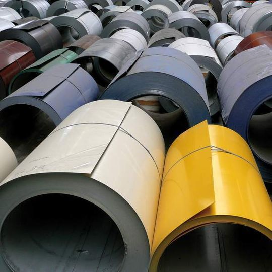 Coils aus unterschiedlichen Werkstoffen und Oberflächen sind für die FN Profilblech Center GmbH das Basismaterial für hochwertige und elegante Profile und Verkleidungen. Bild: Kuhn Coils aus unterschiedlichen Werkstoffen und Oberflächen sind für die FN Profilblech Center GmbH das Basismaterial für hochwertige und elegante Profile und Verkleidungen. Bild: Kuhn