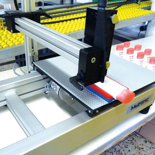 Mit wenigen Handgriffen lässt sich der Druckkopf des Tintenstrahldruckers Alpha-Jet C aus der Produktionslinie entfernen und am Handarbeitsplatz befestigen.Bild: KBA-Metronic Mit wenigen Handgriffen lässt sich der Druckkopf des Tintenstrahldruckers Alpha-Jet C aus der Produktionslinie entfernen und am Handarbeitsplatz befestigen.Bild: KBA-Metronic