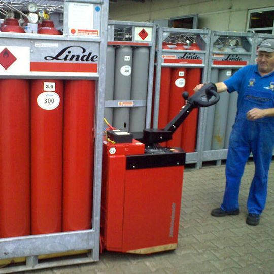 Die Elektro-Hubwagen von Sichelschmidt lassen sich flexibel an unterschiedliche Gebinde und Ladungsträger anpassen. Bilder: Sichelschmidt Die Elektro-Hubwagen von Sichelschmidt lassen sich flexibel an unterschiedliche Gebinde und Ladungsträger anpassen. Bilder: Sichelschmidt