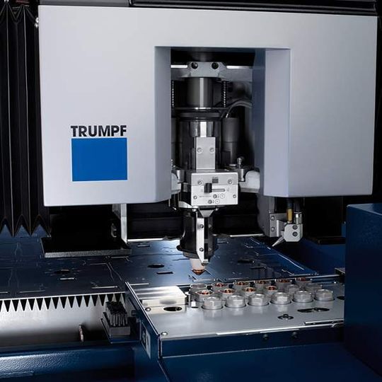 Ein automatischer Düsenwechsler verringert die Rüstzeiten: Ein neu konzipiertes Modell mit 18 Düsen braucht nur gute 20 s für einen Wechselvorgang. Bild: Trumpf Ein automatischer Düsenwechsler verringert die Rüstzeiten: Ein neu konzipiertes Modell mit 18 Düsen braucht nur gute 20 s für einen Wechselvorgang. Bild: Trumpf