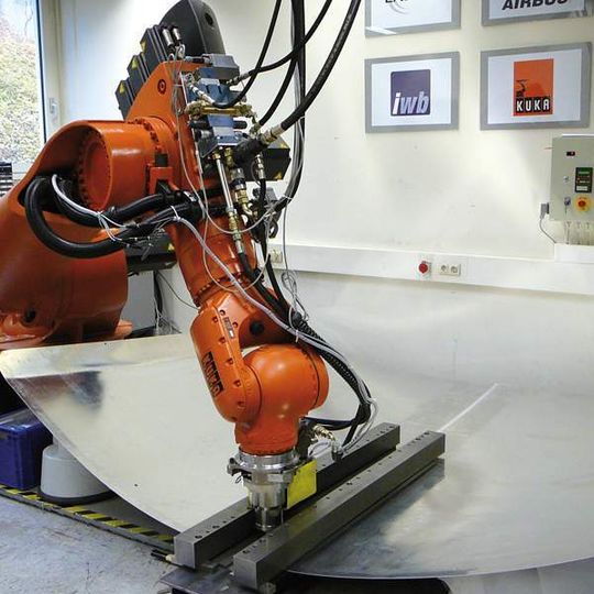 Bild 1: Rührreibschweißen eines Flugzeug-Rumpfsegmentes mit dem Roboter. Die Roboteranlage wurde in Zusammenarbeit mit EADS Innovation Works, München, und Kuka Roboter GmbH, Augsburg, aufgebaut und ist Eigentum der EADS Innovation Works. Bild 1: Rührreibschweißen eines Flugzeug-Rumpfsegmentes mit dem Roboter. Die Roboteranlage wurde in Zusammenarbeit mit EADS Innovation Works, München, und Kuka Roboter GmbH, Augsburg, aufgebaut und ist Eigentum der EADS Innovation Works.