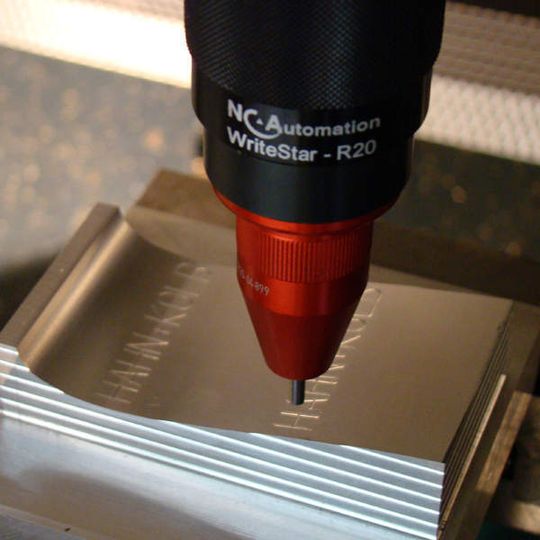 Write Star, so der Name eines Kennzeichnungssystems das in vorhandene Werkzeugmaschinen integriert werden kann und für unterschiedliche Materialien geeignet ist. Damit kann der Kennzeichnungsprozess von Produkten automatisiert ablaufen. Bild: Hahn + Kolb Write Star, so der Name eines Kennzeichnungssystems das in vorhandene Werkzeugmaschinen integriert werden kann und für unterschiedliche Materialien geeignet ist. Damit kann der Kennzeichnungsprozess von Produkten automatisiert ablaufen. Bild: Hahn + Kolb
