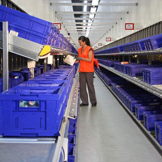 Die beiden Distributionszentren verfügen jeweils über mehr als 100000 Behälterstellplätze. Bilder: SSI Schäfer Noell Die beiden Distributionszentren verfügen jeweils über mehr als 100000 Behälterstellplätze. Bilder: SSI Schäfer Noell