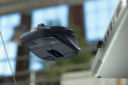 Die Logitech Anywhere Mouse MX funktioniert sogar auf Glas. Die Logitech Anywhere Mouse MX funktioniert sogar auf Glas.