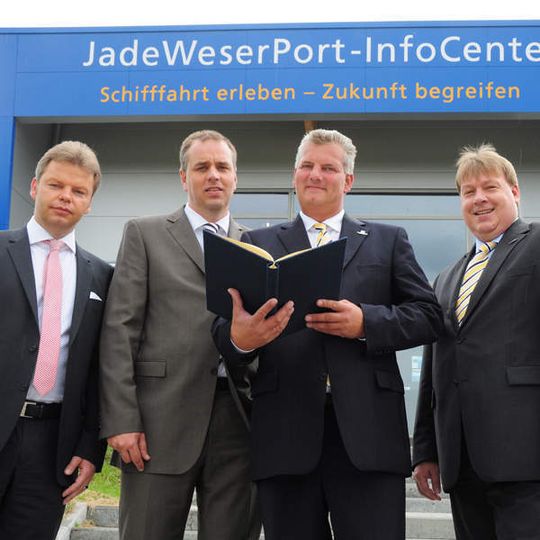 Sie besiegelten den Beitritt der Jade-Weser-Port Logistics Zone GmbH zur DGG (von links): Michael Möhlmann, stellvertretender Beiratsvorsitzender der DGG, DGG-Geschäftsführer Dr. Thomas Nobel sowie Geschäftsführer Jens Briese und Vertriebsleiter Rüdiger Beckmann von der Jade-Weser-Port Logistics Zone. Bild: Jade-Weser-Port Sie besiegelten den Beitritt der Jade-Weser-Port Logistics Zone GmbH zur DGG (von links): Michael Möhlmann, stellvertretender Beiratsvorsitzender der DGG, DGG-Geschäftsführer Dr. Thomas Nobel sowie Geschäftsführer Jens Briese und Vertriebsleiter Rüdiger Beckmann von der Jade-Weser-Port Logistics Zone. Bild: Jade-Weser-Port