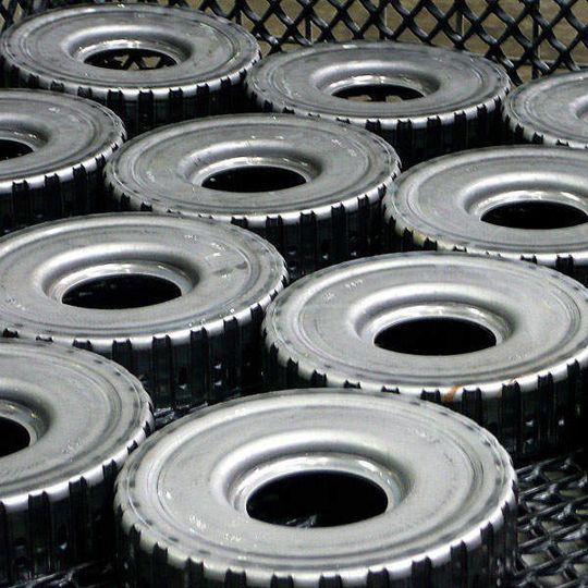 Die aus Stahl gefertigten Getriebe- und Kupplungsteile von Schroth verlangen nach höchster Präzision, die der Automobilzulieferer innerhalb eines automatischen Produktionsprozesses realisiert. Bild: Kuhn Die aus Stahl gefertigten Getriebe- und Kupplungsteile von Schroth verlangen nach höchster Präzision, die der Automobilzulieferer innerhalb eines automatischen Produktionsprozesses realisiert. Bild: Kuhn