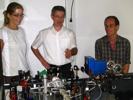 Projektleiter Professor Karl-Michael Weitzel (Mitte) diskutiert die geplanten Experimente mit seinen wissenschaftlichen Mitarbeitern Nora Schirmel und Dr. Gunter Urbasch. Projektleiter Professor Karl-Michael Weitzel (Mitte) diskutiert die geplanten Experimente mit seinen wissenschaftlichen Mitarbeitern Nora Schirmel und Dr. Gunter Urbasch.