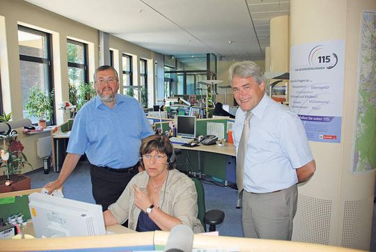 Staatssekretär Karl Peter Brendel (l.) im Kölner Callcenter, das den Pilotbetrieb von D115 übernommen hat Staatssekretär Karl Peter Brendel (l.) im Kölner Callcenter, das den Pilotbetrieb von D115 übernommen hat