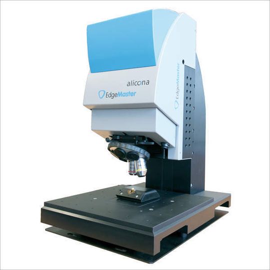Bild 1: Optisches 3D-Messsystem zur Kantenmessung von Wendeschneidplatten. Es wird in der Produktion zum automatischen Messen von Radien, Winkeln, Korbbogenform und Fasen eingesetzt. Bild: Alicona Bild 1: Optisches 3D-Messsystem zur Kantenmessung von Wendeschneidplatten. Es wird in der Produktion zum automatischen Messen von Radien, Winkeln, Korbbogenform und Fasen eingesetzt. Bild: Alicona