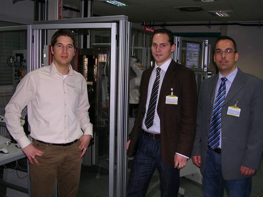 Auch das Unternehmen Ticona nutzte 2009 die Ringversuche, um die Genauigkeit ihrer Prüfgeräte zu dokumentieren. (v.l.n.r.: Dr. Thorsten Neidhöfer, Ticona, sowie B. Eng. Thorsten Helbig und Dipl.-Ing. Jens Hündorf vom Kunststoff-Institut Lüdenscheidt; Bild: Kunststoff-Institut Lüdenscheidt) Auch das Unternehmen Ticona nutzte 2009 die Ringversuche, um die Genauigkeit ihrer Prüfgeräte zu dokumentieren. (v.l.n.r.: Dr. Thorsten Neidhöfer, Ticona, sowie B. Eng. Thorsten Helbig und Dipl.-Ing. Jens Hündorf vom Kunststoff-Institut Lüdenscheidt; Bild: Kunststoff-Institut Lüdenscheidt)