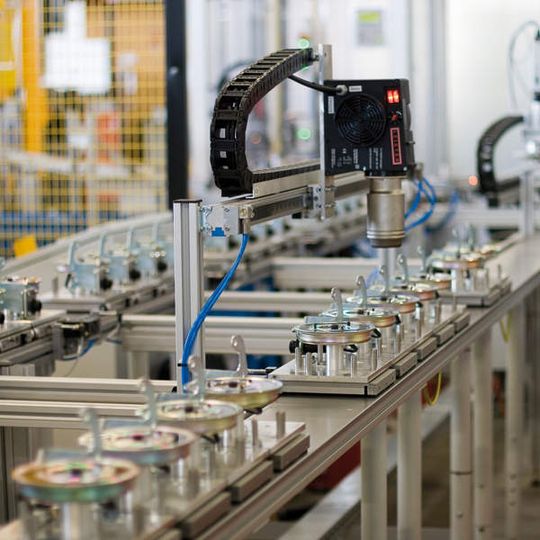 Für die Herstellung von Elektromagneten wurde eine flexible Montagelinie konzipiert. Bild: Licos Trucktec Für die Herstellung von Elektromagneten wurde eine flexible Montagelinie konzipiert. Bild: Licos Trucktec