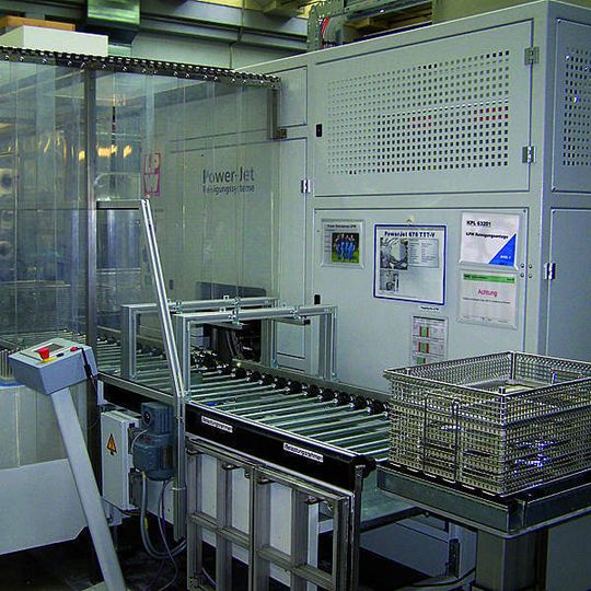 Bild 1: Die Reinigungsanlage ist mit drei vollwertigen Flutstufen ausgerüstet, um Schmutzpartikel und organische Verunreinigungen zu entfernen. Bild 1: Die Reinigungsanlage ist mit drei vollwertigen Flutstufen ausgerüstet, um Schmutzpartikel und organische Verunreinigungen zu entfernen.