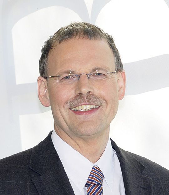 Dr. Lothar Mackert, bei IBM für Defense & Security and Public Private Partnerships zuständig, engagiert sich beim ISPRAT-Institut für die Erforschung von PPPs Dr. Lothar Mackert, bei IBM für Defense & Security and Public Private Partnerships zuständig, engagiert sich beim ISPRAT-Institut für die Erforschung von PPPs