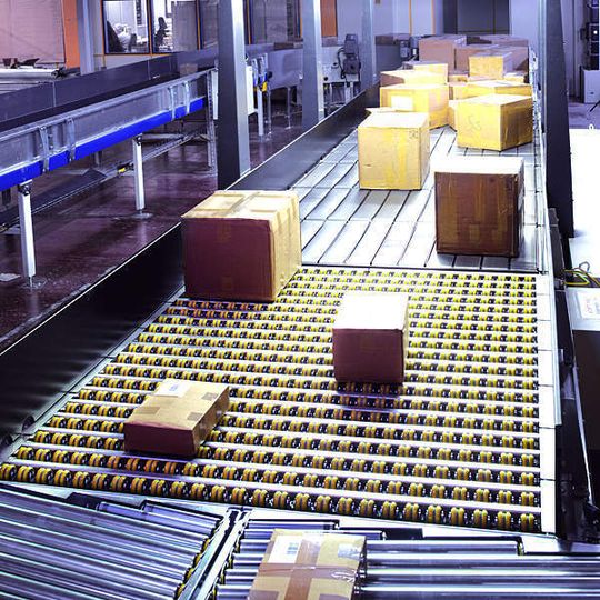Die Packstücke durchlaufen den Singulator mit variierenden Geschwindigkeiten von eingangsseitig 0,5 m/s und ausgangsseitig bis 2 m/s. Die Packstücke durchlaufen den Singulator mit variierenden Geschwindigkeiten von eingangsseitig 0,5 m/s und ausgangsseitig bis 2 m/s.