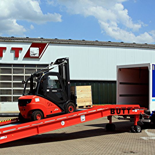 Mobile Verladerampen mit manuell oder elektromechanisch höhenverstellbarer Achse lassen sich leicht und schnell an unterschiedliche Fahrzeughöhen anpassen. Bild: Butt Mobile Verladerampen mit manuell oder elektromechanisch höhenverstellbarer Achse lassen sich leicht und schnell an unterschiedliche Fahrzeughöhen anpassen. Bild: Butt