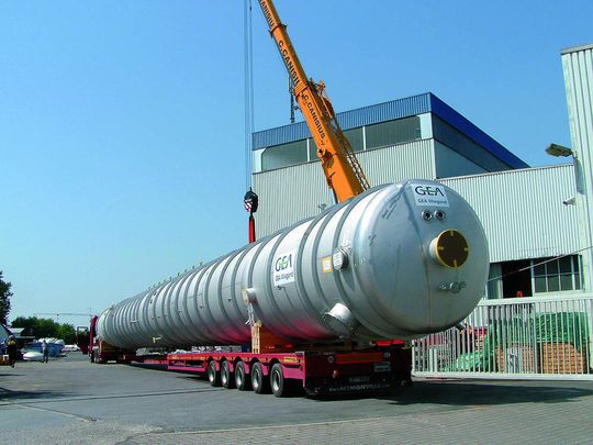 Koronagro baut in der Ukraine die erste Bioethanolanlage. Sie wird 380 000 Liter Bioethanol am Tag erzeugen und ist damit die größte Anlage, für die GEA Wiegand die Prozesstechnik liefert. Hier verlässt gerade der erste Schwertrans- port mit der Maischekolonne das Werk in Beckum. (Bilder: GEA Wiegand) Koronagro baut in der Ukraine die erste Bioethanolanlage. Sie wird 380 000 Liter Bioethanol am Tag erzeugen und ist damit die größte Anlage, für die GEA Wiegand die Prozesstechnik liefert. Hier verlässt gerade der erste Schwertrans- port mit der Maischekolonne das Werk in Beckum. (Bilder: GEA Wiegand)