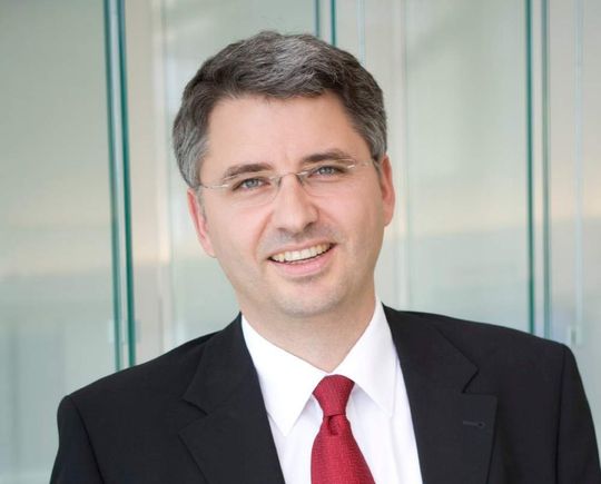 „Die verjüngte und verbreiterte Konzernleitung wird die nachhaltige Entwicklung von Roche als weltweit führendes Biotech-Unternehmen weiter vorantreiben“, sagte Severin Schwan, CEO der Roche-Gruppe. „Die verjüngte und verbreiterte Konzernleitung wird die nachhaltige Entwicklung von Roche als weltweit führendes Biotech-Unternehmen weiter vorantreiben“, sagte Severin Schwan, CEO der Roche-Gruppe.