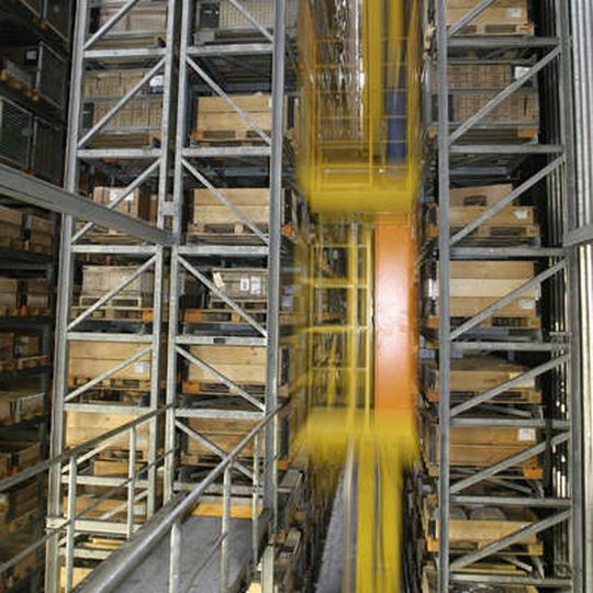 Um das Einsparpotenzial in der Intralogistik voll zu nutzen, sollte das Lager am besten kein Lager mehr sein, sondern ein Sortierpuffer. Bewegungen sind zu vermeiden, wo immer es geht. Bild: Viastore Systems Um das Einsparpotenzial in der Intralogistik voll zu nutzen, sollte das Lager am besten kein Lager mehr sein, sondern ein Sortierpuffer. Bewegungen sind zu vermeiden, wo immer es geht. Bild: Viastore Systems