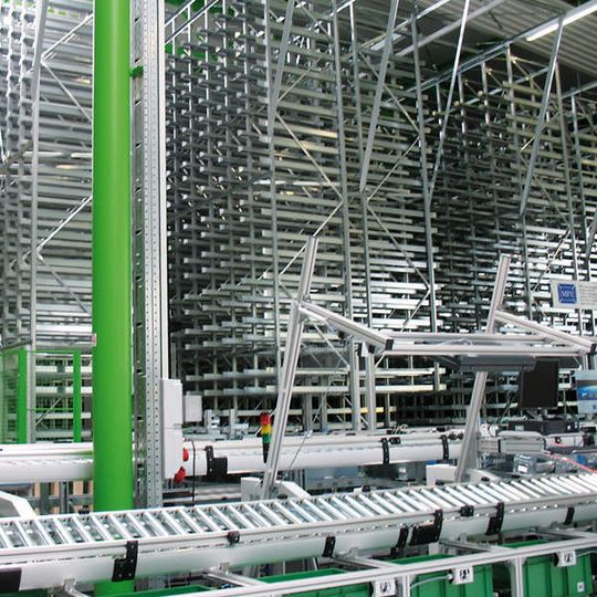 Bild 1: Der gesamte Lagerbereich von Murrelektronik in Oppenweiler gliedert sich in ein AKL mit 16 500 Behälterstellfächern, ein manuelles Palettenlager mit 550 Stellplätzen sowie ein manuelles Fachbodenlager mit 4000 Stellplätzen. Bild 1: Der gesamte Lagerbereich von Murrelektronik in Oppenweiler gliedert sich in ein AKL mit 16 500 Behälterstellfächern, ein manuelles Palettenlager mit 550 Stellplätzen sowie ein manuelles Fachbodenlager mit 4000 Stellplätzen.