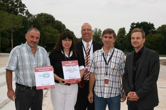 Ausgezeichnete Händler (v.l.): Dieter Mühlbauer (Muecom), Margitta Neimke (Kopier und Computercenter Seelze), Emendo-Geschäftsführer Eckard Tödtmann, Rüdiger Neimke (Kopier und Computercenter Seelze) und Emendo-Geschäftsführer André Vogtschmidt. Ausgezeichnete Händler (v.l.): Dieter Mühlbauer (Muecom), Margitta Neimke (Kopier und Computercenter Seelze), Emendo-Geschäftsführer Eckard Tödtmann, Rüdiger Neimke (Kopier und Computercenter Seelze) und Emendo-Geschäftsführer André Vogtschmidt.