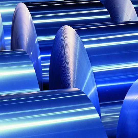 Im Bereich Composites von Alcan Singen werden die angelieferten Aluminium-Coils mit RFID-Tags gekennzeichnet. Bild: Alcan Singen Im Bereich Composites von Alcan Singen werden die angelieferten Aluminium-Coils mit RFID-Tags gekennzeichnet. Bild: Alcan Singen