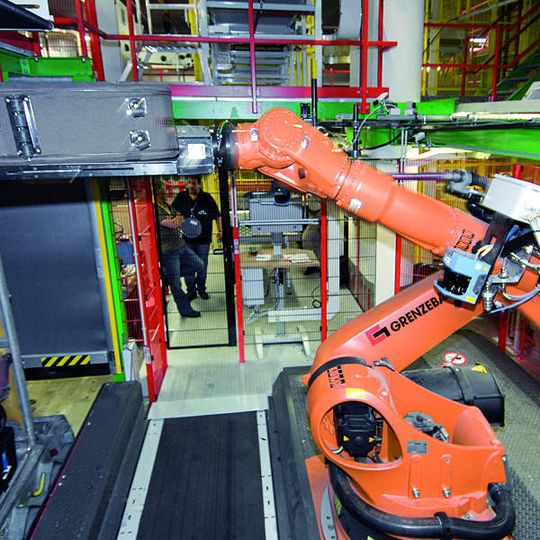 Das weltweit erste robotergesteuerte Gepäckverladesystem, das mit einer ausgeklügelten Gehäusetechnik ausgerüstet ist, wurde am Amsterdamer Flughafen Schiphol installiert. Bild: Grenzebach Das weltweit erste robotergesteuerte Gepäckverladesystem, das mit einer ausgeklügelten Gehäusetechnik ausgerüstet ist, wurde am Amsterdamer Flughafen Schiphol installiert. Bild: Grenzebach