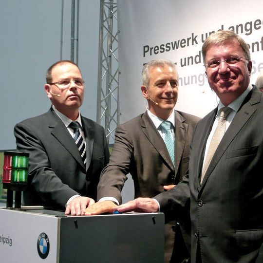 Start frei für die größte und in der Automobilindustrie weltweit einzige Servo-Pressenlinie im BMW-Werk Leipzig: (v.l.) Uwe Albrecht ( Bürgermeister), Stanislaw Tillich, sächsischer Ministerpräsident, und Frank-Peter Arndt, Produktionsvorstand der BMW AG. Bild: Kuhn Start frei für die größte und in der Automobilindustrie weltweit einzige Servo-Pressenlinie im BMW-Werk Leipzig: (v.l.) Uwe Albrecht ( Bürgermeister), Stanislaw Tillich, sächsischer Ministerpräsident, und Frank-Peter Arndt, Produktionsvorstand der BMW AG. Bild: Kuhn