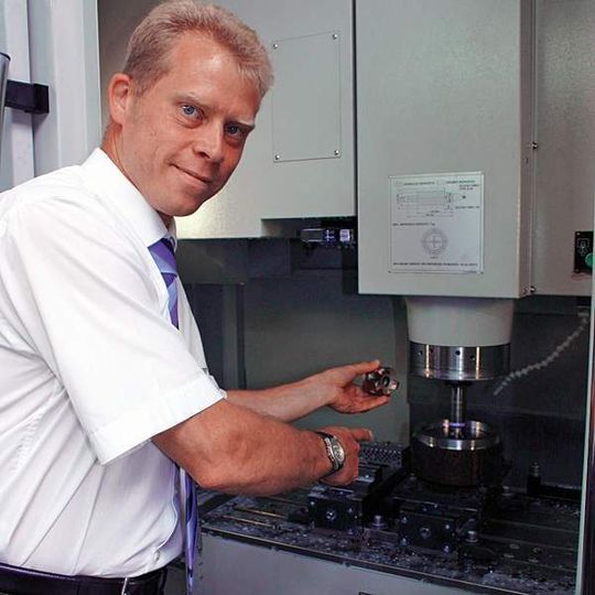 Bild 1: Auf einem Bridgeport-Vertikal-Bearbeitungszentrum wird das Werkstück Topf mit Hochvorschubfräsen gefertigt. Bild 1: Auf einem Bridgeport-Vertikal-Bearbeitungszentrum wird das Werkstück Topf mit Hochvorschubfräsen gefertigt.