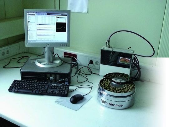 1 Auch im Labor kann das NIR-System seine Vorteile wie schnelle Messergebnisse ausspielen. (Bilder: RKW Kehl) 1 Auch im Labor kann das NIR-System seine Vorteile wie schnelle Messergebnisse ausspielen. (Bilder: RKW Kehl)