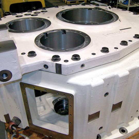 Bild 1: Die Größe des Getriebegehäuses mit drei Lagerbohrungen in Deckel und Gehäuseteil sowie der Abstand zwischen diesen Teilen von etwa 1000 mm erfordern die separate Bearbeitung von Gehäuse und Deckel. Bild: Mikromat Bild 1: Die Größe des Getriebegehäuses mit drei Lagerbohrungen in Deckel und Gehäuseteil sowie der Abstand zwischen diesen Teilen von etwa 1000 mm erfordern die separate Bearbeitung von Gehäuse und Deckel. Bild: Mikromat