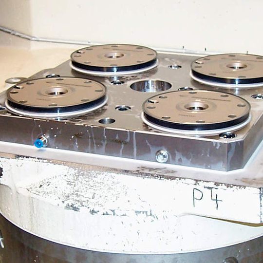 Die Funktion der standardisierten Schnittstelle auf dem Maschinentisch übernimmt eine der Tischgröße und Bearbeitungsaufgabe angepasste Spannplatte. Bild: Hirschmann Die Funktion der standardisierten Schnittstelle auf dem Maschinentisch übernimmt eine der Tischgröße und Bearbeitungsaufgabe angepasste Spannplatte. Bild: Hirschmann