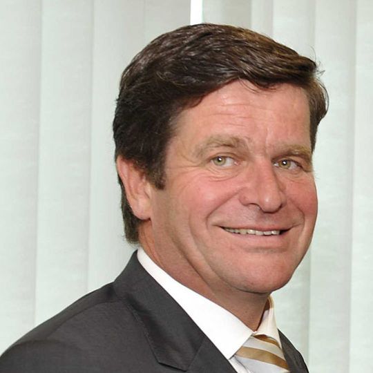 „Mit der Übernahme schaffen wir die Voraussetzungen, unsere Position im weltweiten Markt für Extrusionsanlagen auszubauen«, sagt begründet Geschäftsführer Ulrich Reifenhäuser (53) den Kauf von Kiefel. Bild: Reifenhäuser „Mit der Übernahme schaffen wir die Voraussetzungen, unsere Position im weltweiten Markt für Extrusionsanlagen auszubauen«, sagt begründet Geschäftsführer Ulrich Reifenhäuser (53) den Kauf von Kiefel. Bild: Reifenhäuser