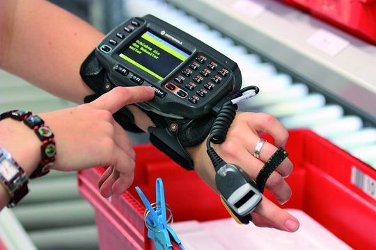 In der manuellen Kommissionierung ist Jacoby gerade dabei Funk-Handscanner einzuführen. (Bilder: SSI Schäfer Peem) In der manuellen Kommissionierung ist Jacoby gerade dabei Funk-Handscanner einzuführen. (Bilder: SSI Schäfer Peem)