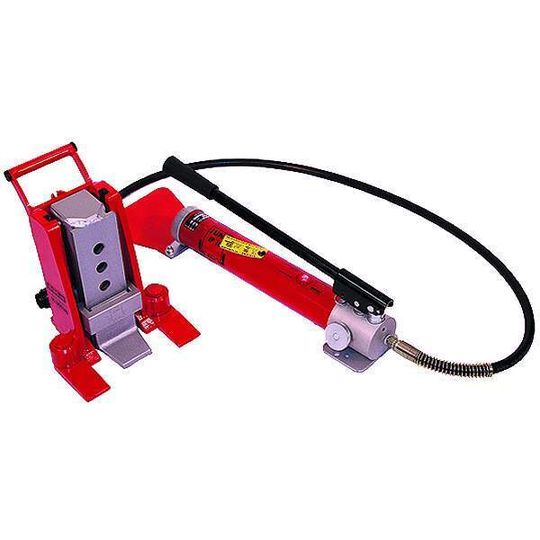 Der Maschinenheber JJ 10 700 von Jung hebt Lasten bis zu 10 t auf eine Hubhöhe von 145 mm und kann überall dort eingesetzt werden, wo herkömmliche 700-bar-Industriepumpen zur Verfügung stehen. Bild: Jung Der Maschinenheber JJ 10 700 von Jung hebt Lasten bis zu 10 t auf eine Hubhöhe von 145 mm und kann überall dort eingesetzt werden, wo herkömmliche 700-bar-Industriepumpen zur Verfügung stehen. Bild: Jung
