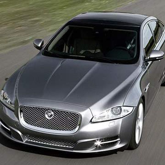 Für den neuen XJ setzt Jaguar auf Aluminiumbleche von Novelis. Bild: Automobilindustrie.de Für den neuen XJ setzt Jaguar auf Aluminiumbleche von Novelis. Bild: Automobilindustrie.de