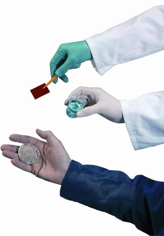1 Mit der standardlosen Analytik mittels wellenlängendispersiver Röntgenfluoreszenzanalyse lassen sich auch unbekannte Proben bestimmen. (Bilder: PANalytical) 1 Mit der standardlosen Analytik mittels wellenlängendispersiver Röntgenfluoreszenzanalyse lassen sich auch unbekannte Proben bestimmen. (Bilder: PANalytical)